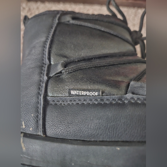 Black Sparkly Moon Boots - Trendy Winter Fashion - Picture 3 of 14